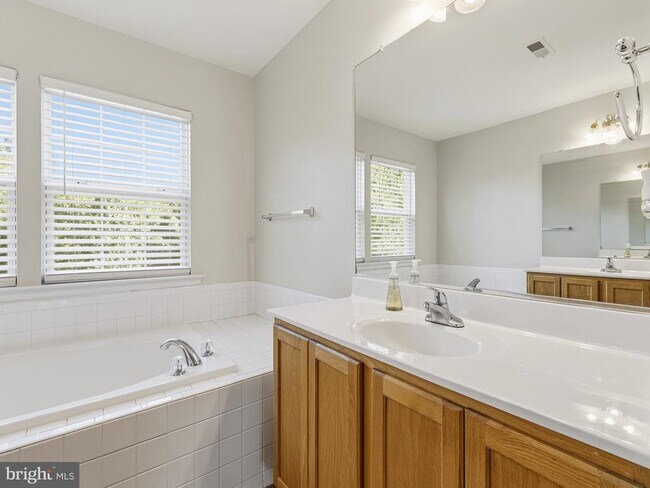 Building Photo - 45370 Barefoot Dr