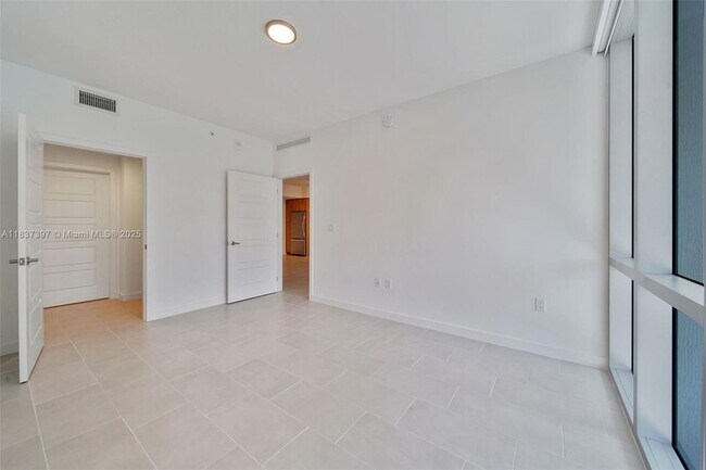 Building Photo - 2150 N Bayshore Dr