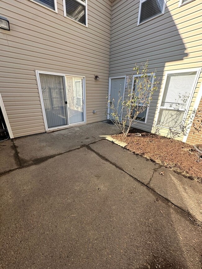 Building Photo - 2BD/1.5BA Townhouse located on the Germantown/Memphis Line!