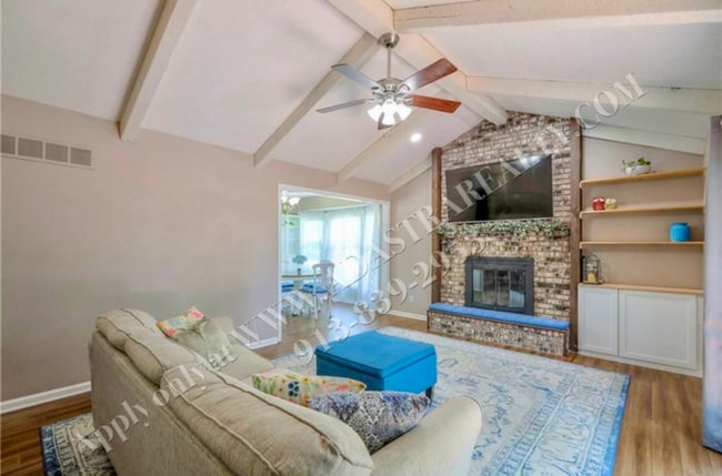 Building Photo - Beautiful 3 Bed 2.5 Bath Raised Ranch in L...