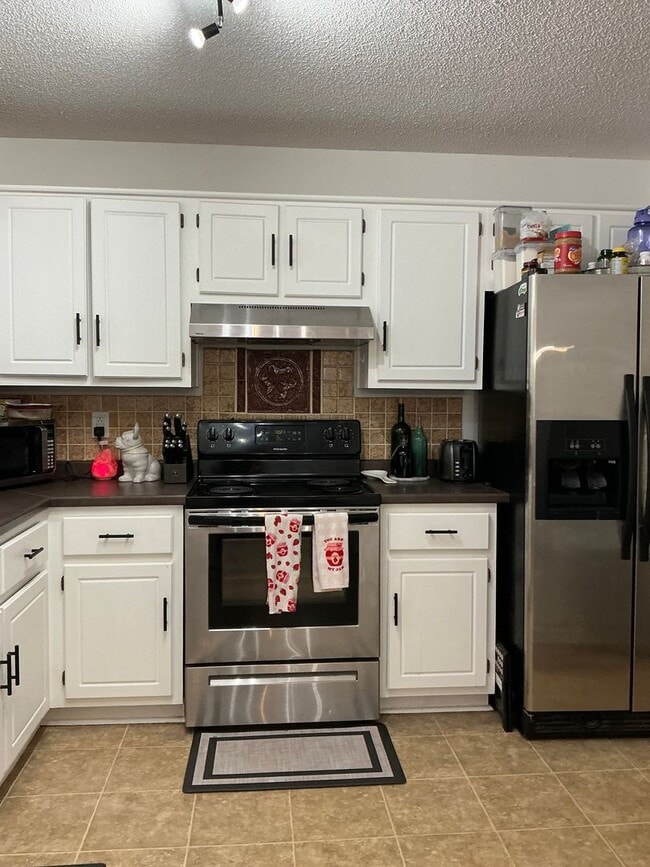 Building Photo - 2/2