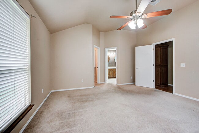 Building Photo - 2912 Edinburg Dr