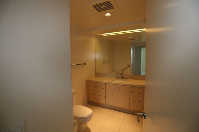 Building Photo - Hawaiki Tower - 2 bedroom, 2 bath with 2 c...