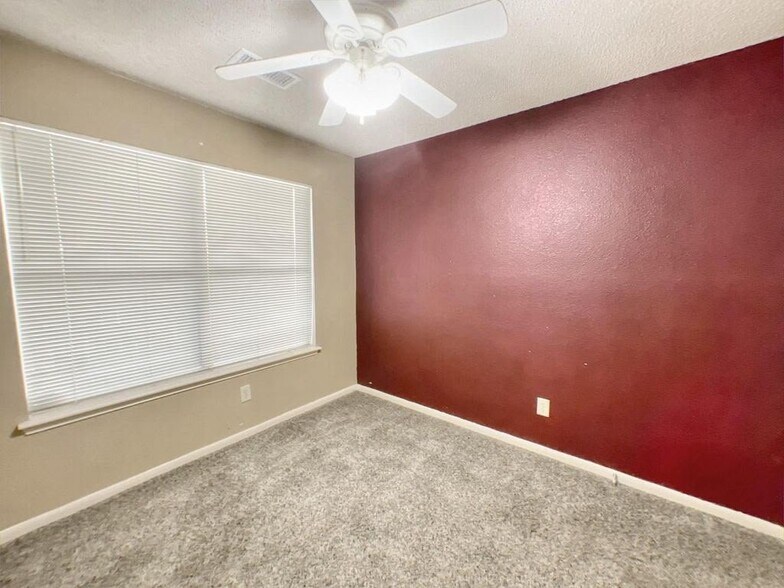 Building Photo - 18083 Holly Forest Dr