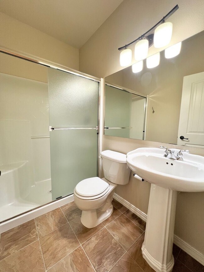 Building Photo - 5 Bed 3 Bath Bridge Tower Beauty
