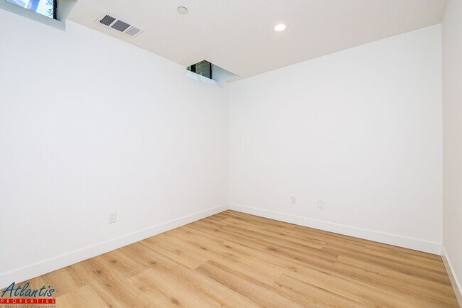 Building Photo - Gorgeous Townhouse | Remodeled | Desirable Location