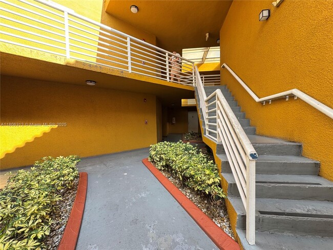 Building Photo - 9701 Fontainebleau Blvd