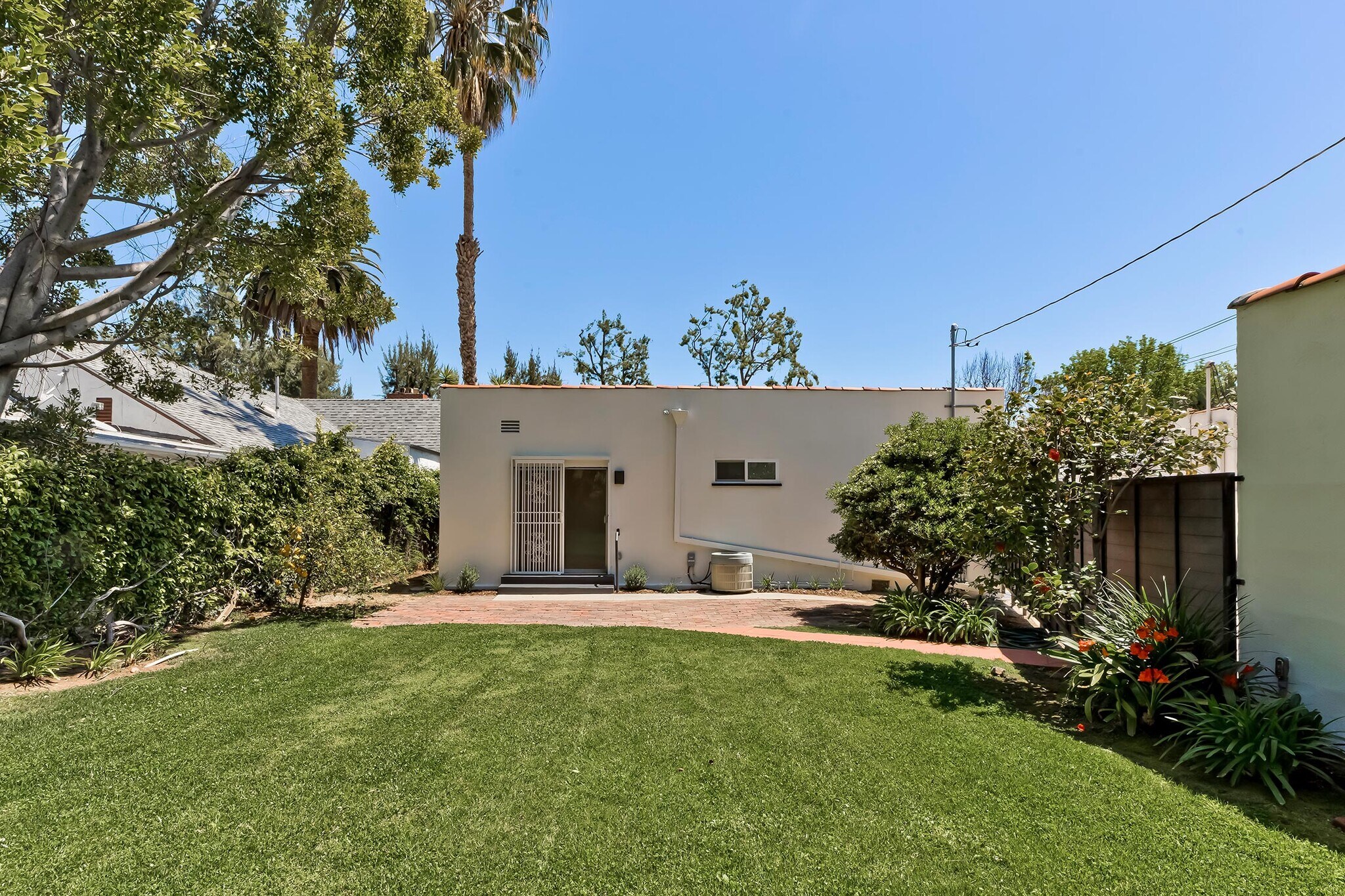 Large rear yard - 119 N Almont Dr