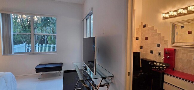 Building Photo - 661 Lake Wellington Dr