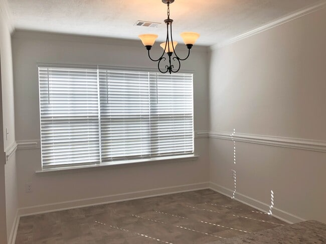 Building Photo - 807 Goodale Dr