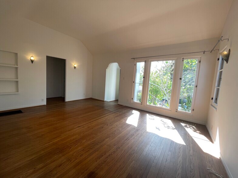 Building Photo - 2437 Arthur St