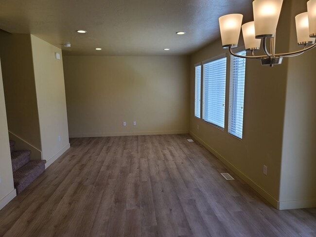 Building Photo - 3 Bed 2.5 Bath Available June 1st