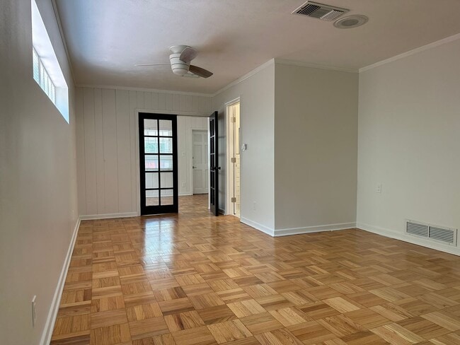 Building Photo - Great 4 Bedroom Mid-Century Home on 1/4 Ac...