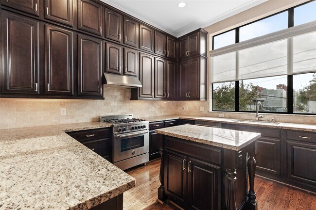 Building Photo - 1411 Elgin St