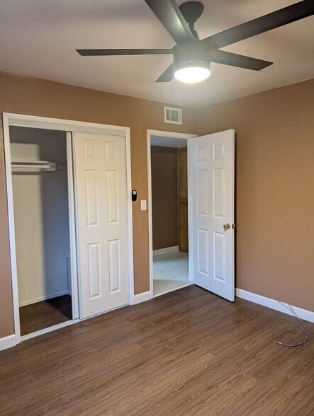 Building Photo - 704 Oakford Dr