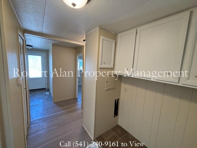 Building Photo - 4008 NE Riverside Ave