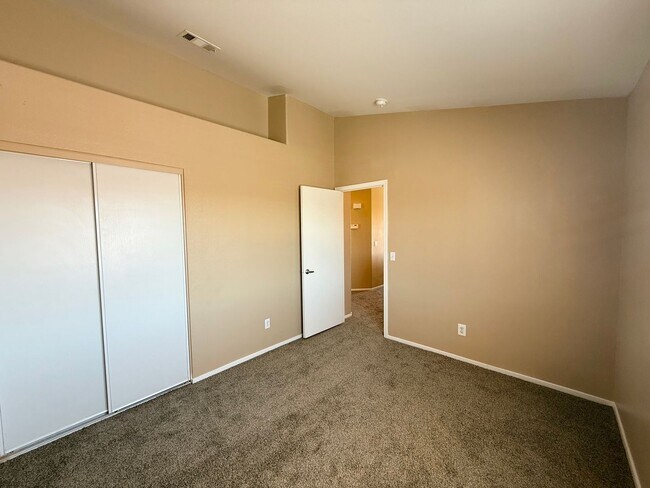 Building Photo - 8816 W Pine Pitch Dr