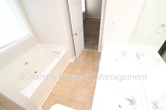 Building Photo - 305 Firefly Rd