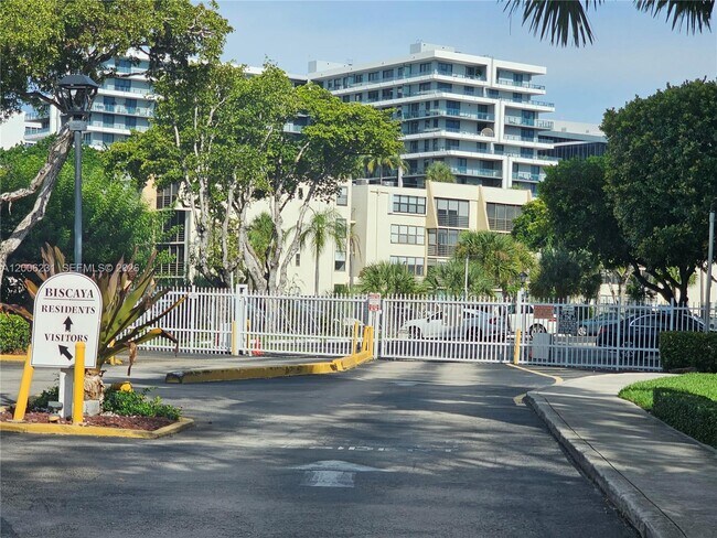 Building Photo - 20400 W Country Club Dr