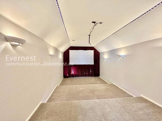 Building Photo - 5 Bed/3.5 Bath Home with Fenced Yard & Garage / Pet-Friendly / Vouchers Accepted