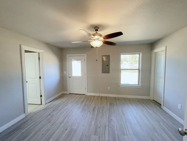 Building Photo - Charming 3 bedroom 2 bathroom duplex in Si...