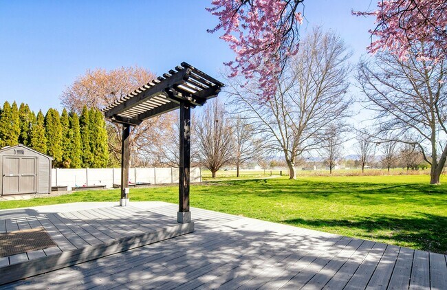 Building Photo - Parkside Paradise: Spacious 5-Bed Luxury in Hobble Creek