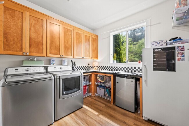 Building Photo - Exquisite Fox Island Home 3 Bedroom, 3.5 B...