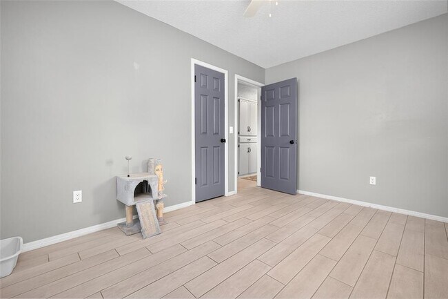 Building Photo - 801 N Markwell Ave