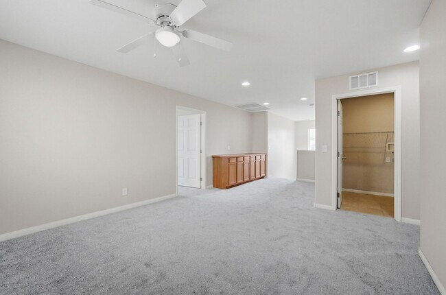 Building Photo - 4 Bedroom House in a Northeast Gated Community