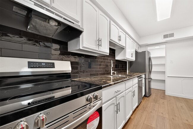 Building Photo - 359 N Post Oak Ln