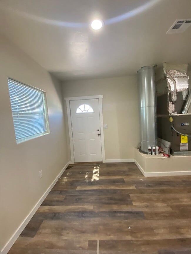 Building Photo - Gorgeous 2 Bedroom/1 Bathroom Home