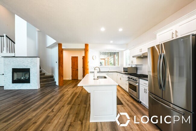 Building Photo - 1034 Lincoln Ln