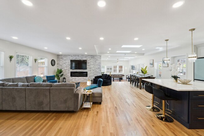 Building Photo - Fully Furnished: Beautiful 4-Bedroom Home ...