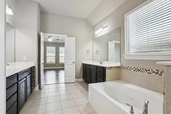 Building Photo - 8804 Vantage Point Dr