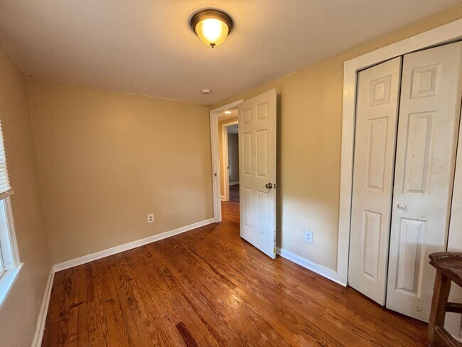 Building Photo - Available now! Freshly updated 3bed 1 bath Downtown Summerville!