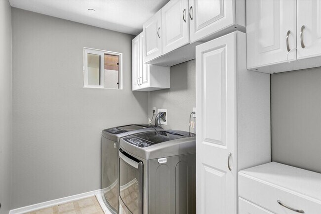 Building Photo - 2215 Antonio Dr