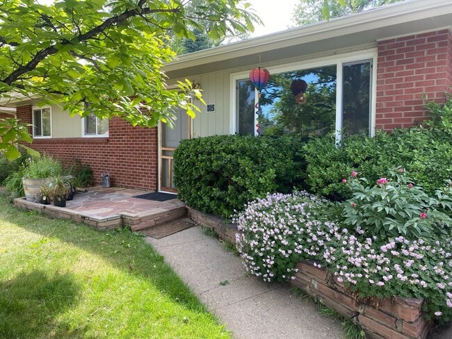 Building Photo - 3 Bed + Office 2 Bath Ranch Home with Larg...