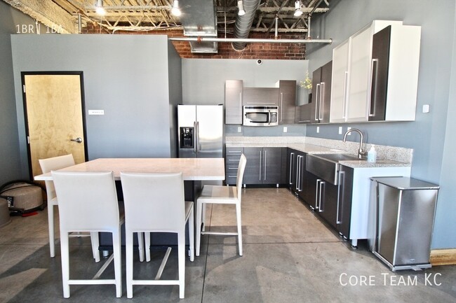 Building Photo - Large One Bedroom Loft in Crossroads