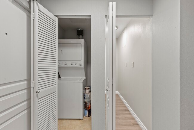 Building Photo - 300 W Beech St