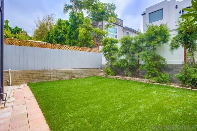 Building Photo - Townhome in the heart of La Jolla’s coveted Beach Barber Tract