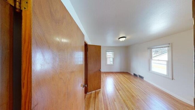 Building Photo - 820 N 13th St