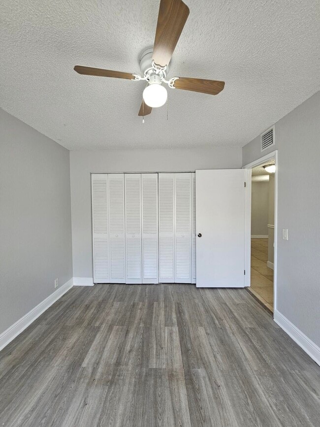 Building Photo - 1453 Lake Crystal Dr