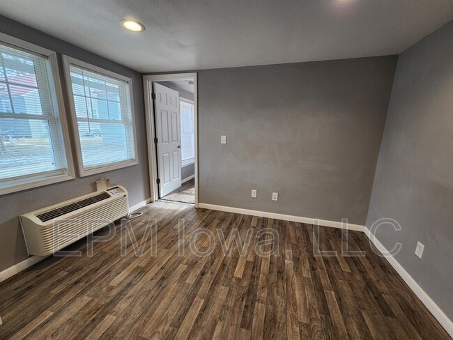 Building Photo - 609 1st St W