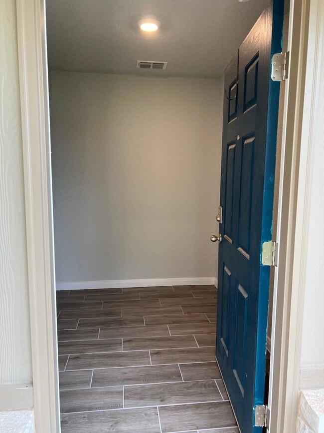 Building Photo - 525 Sentry Valley St