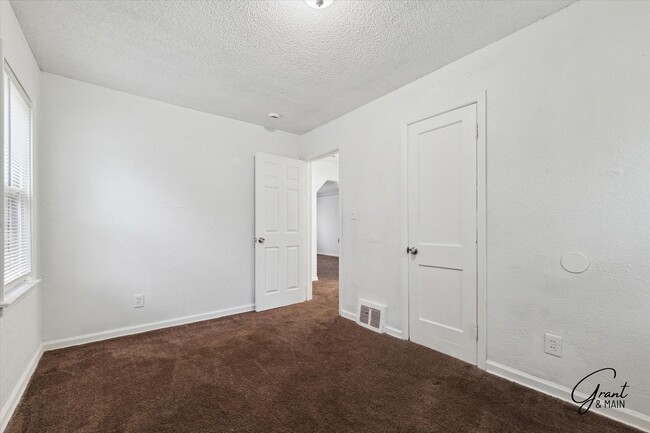 Building Photo - $1300 3 bedroom bungalow