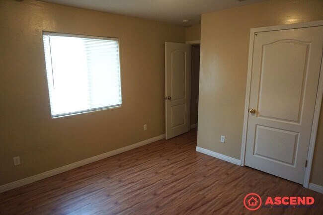 Building Photo - Spacious 4 Bedroom Home with Fenced Backyard & Garage