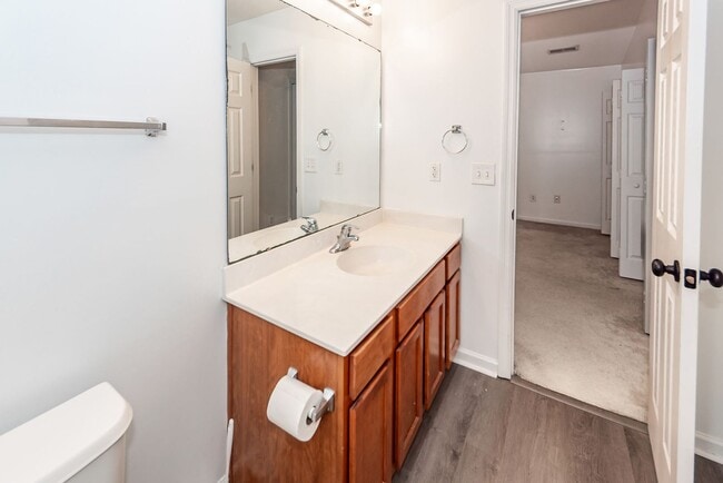 Building Photo - 2 Bedroom, 1.5 Bathroom Townhome - Charleston