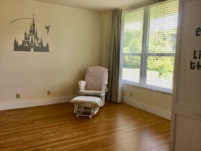 Building Photo - 4007 N Cypress Dr