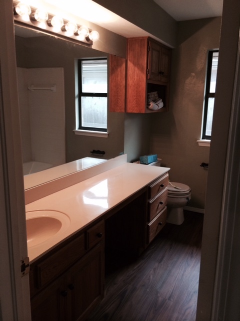 Hall bath - 7817 Northwest 84th Street