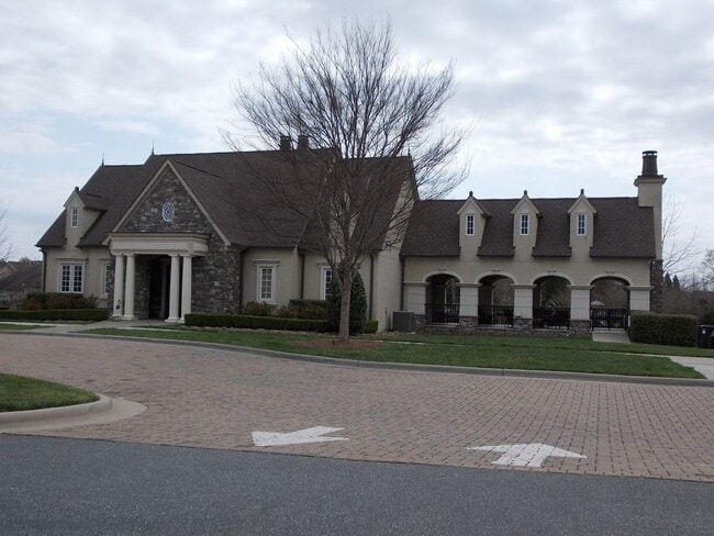 Building Photo - 3 Bed 2.5 Bath 2 story townhome in Christe...
